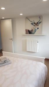 Postel nebo postele na pokoji v ubytování Aptos Cama Del Rey 2 dormitorios