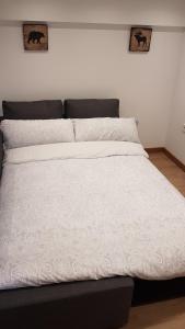 Postel nebo postele na pokoji v ubytování Aptos Cama Del Rey 2 dormitorios