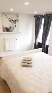 Postel nebo postele na pokoji v ubytování Aptos Cama Del Rey 2 dormitorios