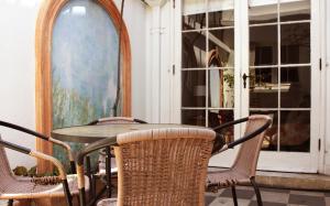 a table and chairs on a patio at Linda casa para grupos / familias in Santiago