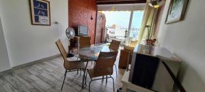 een eetkamer met een glazen tafel en stoelen bij VV Canteras Ático "by henrypole home" in Las Palmas de Gran Canaria