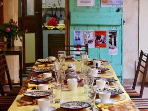uma mesa longa com pratos de comida em JAMM-La paix em Dar Tout
