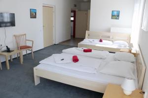 سرير أو أسرّة في غرفة في Hotel Petra