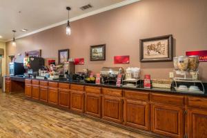 Příslušenství pro přípravu čaje a kávy v ubytování Best Western Plus Shamrock Inn & Suites