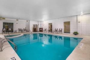 Bazén v ubytování Best Western Plus Shamrock Inn & Suites nebo v jeho okolí