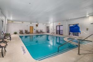 Piscina a Best Western Plus Shamrock Inn & Suites o a prop