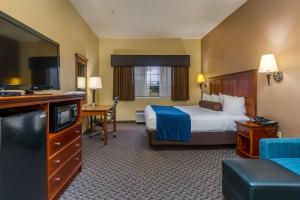 Postel nebo postele na pokoji v ubytování Best Western Plus Shamrock Inn & Suites