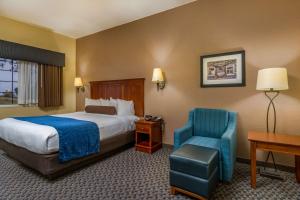 Postel nebo postele na pokoji v ubytování Best Western Plus Shamrock Inn & Suites