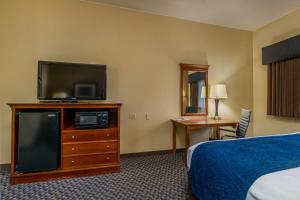 TV a/nebo společenská místnost v ubytování Best Western Plus Shamrock Inn & Suites