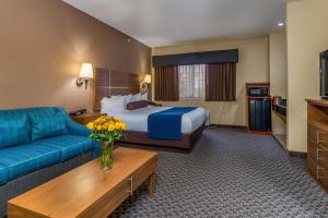 Postel nebo postele na pokoji v ubytování Best Western Plus Shamrock Inn & Suites