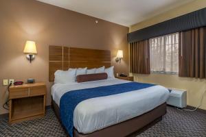 Postel nebo postele na pokoji v ubytování Best Western Plus Shamrock Inn & Suites