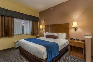 Postel nebo postele na pokoji v ubytování Best Western Plus Shamrock Inn & Suites + 32 fotografií
