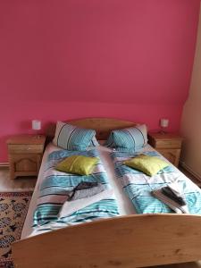 Modriach的住宿－Landgasthof Negrean，卧室内的一张带两个枕头的床
