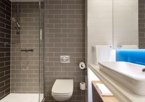 La salle de bains est pourvue d'un lavabo, de toilettes et d'une douche. dans l'établissement Holiday Inn Express Edinburgh City Centre, an IHG Hotel, à Édimbourg