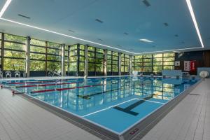 duży basen w budynku w obiekcie Sport Resort Fiesch - Fiescher Hostel w mieście Fiesch