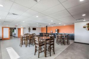 A restaurant or other place to eat at Econo Lodge Neenah