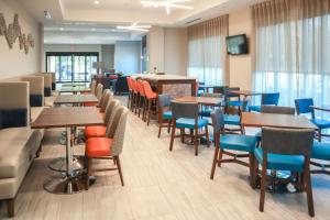 Restorāns vai citas vietas, kur ieturēt maltīti, naktsmītnē Comfort Suites Gainesville Near University