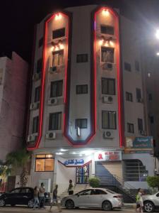 um edifício com um carro estacionado em frente em Canary Hotel em Hurghada