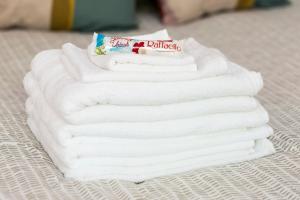 une pile de serviettes blanches assises sur une table dans l'établissement City Center Apartments, à Berlin