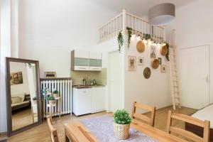 ein kleines Apartment mit einer Küche und einem Esszimmer in der Unterkunft City Center Apartments in Berlin