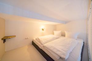 a bedroom with a white bed in a room at Design Apartments -Innenstadt in Potsdam