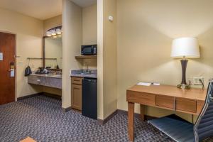 Kuchyň nebo kuchyňský kout v ubytování Best Western Plus Shamrock Inn & Suites