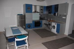Kuchnia lub aneks kuchenny w obiekcie Apartman a Szentlélek u. -3ban