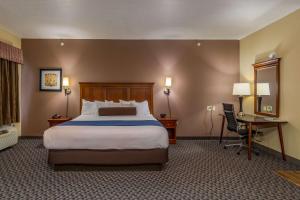 Postel nebo postele na pokoji v ubytování Best Western Plus Shamrock Inn & Suites