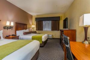 Postel nebo postele na pokoji v ubytování Best Western Plus Shamrock Inn & Suites