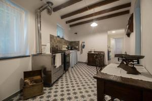 NasinoI TRE LADRONI的厨房配有炉灶和桌子。