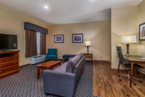 TV a/nebo společenská místnost v ubytování Best Western Plus Shamrock Inn & Suites