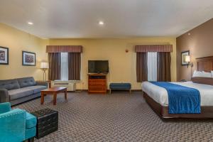 Postel nebo postele na pokoji v ubytování Best Western Plus Shamrock Inn & Suites