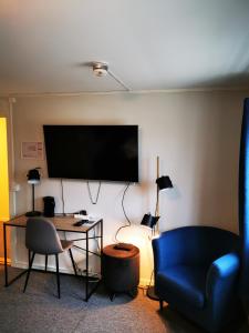 Area lounge atau bar di Henningsvær Guesthouse