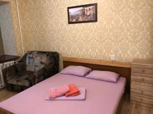 ein Schlafzimmer mit einem Bett mit zwei Handtüchern darauf in der Unterkunft Квартира по улице Лескова, 6 in Kiew