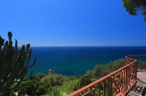 balcone con vista sull'oceano. di Villa l'Infinito a San Felice Circeo