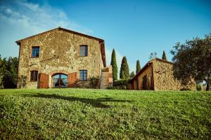 ピエンツァにあるVilla Apparitaの草原の古石造家