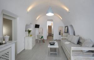 Biały salon z kanapą i stołem w obiekcie Amaya Castro Villa Caldera View-Outdoor Hot Tub Oia Santorini w mieście Thólos