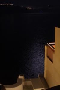 widok na ocean w nocy ze statku w obiekcie Amaya Bliss Villa Caldera View-Outdoor Hot Tub Oia Santorini w mieście Thólos