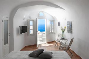 Gallery image of Elegant Santorini House Villa Horizon Caldera View-Outdoor Hot Tub Oia in Thólos