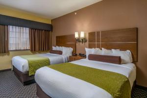 Postel nebo postele na pokoji v ubytování Best Western Plus Shamrock Inn & Suites