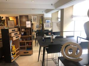 um quarto com uma mesa e cadeiras numa loja em Best Western Plus Hotel Sydney Opera em Paris