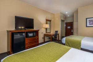 Postel nebo postele na pokoji v ubytování Best Western Plus Shamrock Inn & Suites