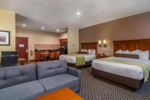Postel nebo postele na pokoji v ubytování Best Western Plus Shamrock Inn & Suites
