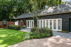 A garden outside Bed & Breakfast De Oude Kapel