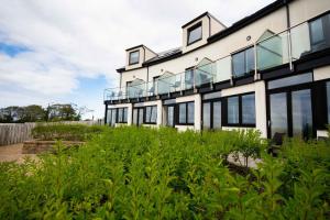 Κήπος έξω από το Strandhill Lodge and Suites Boutique Hotel
