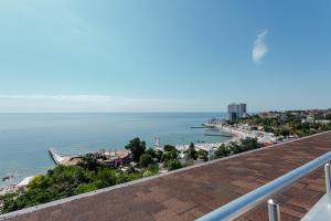 een balkon met uitzicht op de oceaan bij Arcadijskiy Palace in Odessa
