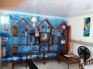 a living room with a blue wall at Marysol Lodging in San Andrés