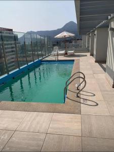 uma piscina no topo de um edifício em Depto Estoril Clinica Las Condes em Santiago