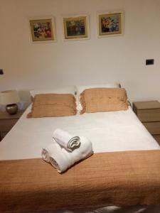 1 dormitorio con 2 toallas en una cama en Depto Estoril Clinica Las Condes, en Santiago