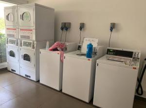 una habitación con lavadoras y otros electrodomésticos en Depto Estoril Clinica Las Condes, en Santiago
